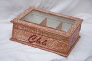 Caixa em madeira para chá. Tampa em vidro. Parte interna 6 divisões . Pintura patinada em tom terra 9x28x19cm