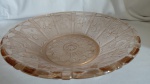 Fruteira/ centro de mesa em grosso vidro c/ lapidação em relevo distinto c/ padrões florais e geométricos por toda a peça na cor rosada fosca e translucida, decada 40, alt 8cm x 34 cm diam borda.