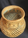 Cesto Tucumã em fibra natural trabalhado em quadriculado de cores. Trabalhado artesanalmente (21 cm alt x 21 cm diâm inicial e 13 cm boca)