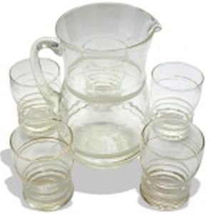 Suqueira/Agua em Vidro Translúcido com Barrado em Gomos Acidados e Filetados em Dourado, Marcas de Uso. Composto por Jarra e 5 (cinco) Copos. Jarra 21 cm. (Altura) / Copo = 10 cm. (Altura).