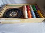 Antigo jogo de roleta "Retro" com tapete e 10 lotes de fichas / bolinhas. Caixa com desgaste