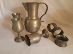 Conjunto em estanho comporto por 1 jarra / 3 cálices e 3 porta guardanapo timbrada FG x MG. Alt. jarra 16 cm x 9cm diâmetro