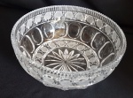 Bowl em pesado cristal c/ rica lapidação em baixo e alto relevo.Borda serrilhada e fundo estrelar.Alt 10 X 22 cm diâmetro