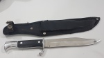 Elegante faca "Tramontina" caça em aço inox cabo na cor preta e detalhes em metal prateado acompanha bainha.