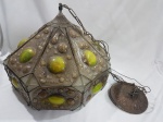 Luminária pendente de teto em latão com vidro translúcido bolhas por todo ele. Detalhes de algumas bolhas na cor verde. Com corrente e canopla para teto.