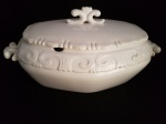 Sopeira em porcelana esmaltada branca. "Scala Brasil". Borda em arabescos alto relêvo próximo a borda. Pegas laterais. Alt. 15 cm x 42 c/ pegas x 30cm