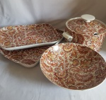 Jogo serviço em porcelana  Szakmary ars Boemia c/ rica decoração em tonalidades terrosas composto por: 01 sopeira, 01 tigela funda e 02 travessas retangulares (4 peças)