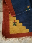 Tapete Killin cor predominante azul. Bordas cor telha e amarelo, desenhos étnicos. Franja em 2 bordas medida 2,00 x 1,40 cm.