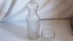 Jarra/ Moringa em grosso vidro c/ lapidação frizado em baixo relevo, 1 litro / copo tampa - 300 ml.