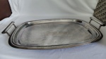 Antiga bandeja da marca Bellini em metal espessurado a prata com decoração cinzelada em movimentos circulares ao fundo. Pegas laterais. Sem uso na caixa. 50cmx 35cm  - década 70.