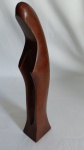 Escutura em madeira nobre que retrata Nossa Senhora, estilizada decada 50 atl 25cm x 5x4cm base.