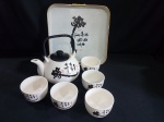 Conjunto saque/chá em porcelana branca com inscrições gravadas em japonês, Composto por bule / 5 mini bowls. Acompanha bandeja em melamina.