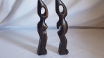 Par de esculturas representando casal tribal em madeira jacaranda. Alt 21 cm x 4 cm x3,5 cm cada.