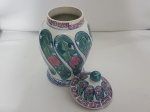 Vaso/potiche em porcelana cerâmica decorativo com tampa. Design em padrões  florais e geométricos em tons azul/rosa e verde. Origem China, alt 20cm x 10 cm diâmetro.