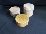 Conjunto com 3 potinhos com tampa multiuso em pedra sabão. Cor natural de pedra com aspecto marmorizado. Maior - 8,5 altura x 8 diâmetro. Médio - 5 altura x 8,5 diâmetro. Menor - 4 altura x 8,5 diâmetro