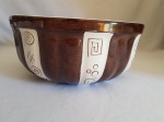 Tigela em porcelana cerâmica Pozzani gomada, tendo faixas c/ pintura em tom marrom. Alt. 10 cm x 23 cm diâmetro