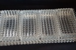 Antiga bandeja petisqueira em demi cristal facetado composto por 5 peças, sendo 4 peças p/ petiscos sustentada por bandeja de base. Medindo 33 cm x 18 cm.