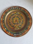 Prato decorativo em bronze mexicano com inscrição Cancun. Calendário asteca rico em detalhes e policromia. Diâmetro 20 cm.