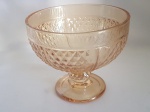 Taça em vidro na cor ambar c/ design "Bico de Abacaxi", medida 13 cm alt. x 15 cm diam.