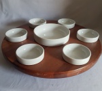 Tabua de madeira giratória p/ petiscos 7 recipientes em cerâmica  na cor brancaPode ser usada do outro lado, para servir pães, patês, frutas, frios, etc. Diâmetro tábua 45cm
