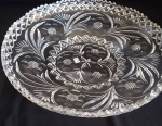 Grandiosa fruteira /centro de mesa art deco em grosso cristal Bohemia lavrado e lapidado. Borda dentada diam. 36 cm x 6,5 alt .