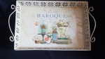 Bandeja em ferro c/ decoupage. Varanda trabalhada em desenhos vazados. Alças laterais 4,5 alt. x 33x23 cm. Modelo retrô.
