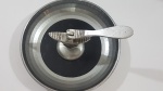 Quebra nozes antigo em metal prateador (aluminio) e plástico rigido. Formato de prato, diam. 20 cm x 13 cm alt.