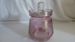 Bomboniere/biscoiteira em demi cristal rosado, decorada em folhas em baixo relevo. Possui bicado na tampa, alt 15cm.