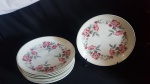 8 pratos fundos em porcelana schimidt na cor branca, decorados por flores e ramagens e borda filetada em prata.