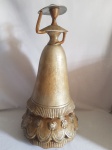 Escultura em cerâmica na figura de elegante donzela. Barrado próximo a base em relêvo de frisos e flores. 50 cm alt. x 25 cm diâm. base