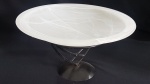 Fruteira/centro mesa em vidro jateado e acidado. Base em metal entrelaçado c/ laço preto (16 cm alt c/ suporte x 30 cm diâm borda)