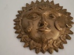 Máscara decorativa " Face do Sol " em pesado bronze representando divindade solar c/ símbolos de energia/ poder. Diam. 14 cm x 3 cm peso 600 gr.