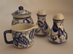 Conjunto galeteiro c/ design floral em azul e branco remetendo ao estilo clássico de porcelana. Composto por sal/ pimenta/azeite/ vinagre.