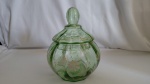 Baleiro/ bomboniere em vidro na cor verde c/ decoração floral branca e detalhes dourados década 60, 20 cm alt c/ tampa e 15 cm diam.