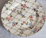 Prato decorativo parede em porcelana cerâmica. Fundo buquê de flores 29 cm diâmetro