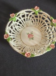 Delicada cestinha em finos fios de porcelana no formato de arcos com fios ouro e pequenas flores em relevo na borda diam. 15 cm x 5 cm alt - Made Espain.