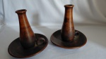 Par de candelabros em ceramica para vela, cor em tons de marrom, alt 16 cm x 15 cm diam na base.