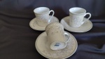3 xícaras café c/ pires em porcelana "DM Brasil" c/ decoração floral em corações.