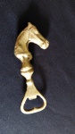Abridor garrafa em bronze na figura de cavalo.