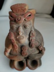 Peça em terracota antiga representando figura em trajes de cerimoniais modeladas em formato de vaso incensário inspirado em arte pré colombiana. Ricos detalhes em relevo. 15 cm altura.