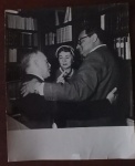 Antiga Fotografia de 1956 com Magalhães JR e Lucia Benedetti cumprimentando José Lins do Rego. Med. 17cm x 21cm
