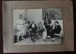 Antiga fotografia de pessoas fantasiadas do antigo carnaval. Colada em cartão. Med. 12cm x 16cm
