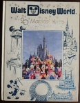 Livro Walt Disney World 20 Magical Years com 186 páginas e repleto de fotos ilustrativas.