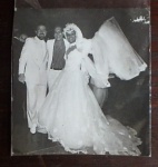 Fotografia de Eliana Pitman em seu casamento agosto 1984 com Michel Jeulin seu marido e o ator Lúcio Mauro. Med. 12cm x 13cm