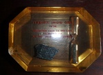 Amostra de Minério Itabira Iron da Companhia Vale do Rio Doce revestido por resina. apresenta bicado. med. 6,5 alt por 9cm comp.