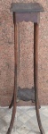 Cantoneira de madeira. Possui desgaste na madeira. 1,06 cm alt