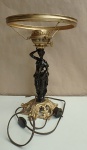 Figura feminina, luminária/abajur para uma luz estilo Art Déco em estanho com laca marrom e partes douradas, base vazada em acantos. med: 37 cm - falta cúpula