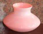 Vaso bojudo em opalina em degradê Rosa e branco com 18 cm de altura de 20cm de diâmetro.