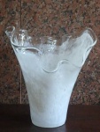 Grande Vaso  em grosso vidro branco feitio babado. Com 30 cm de altura e  24cm de diâmetro.