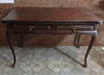 Mesa aparador em madeira nobre com duas gavetas  puxadores de bronze, estilo chipandelle no estado. Medidas: 81 x 1,25 x 62 cm